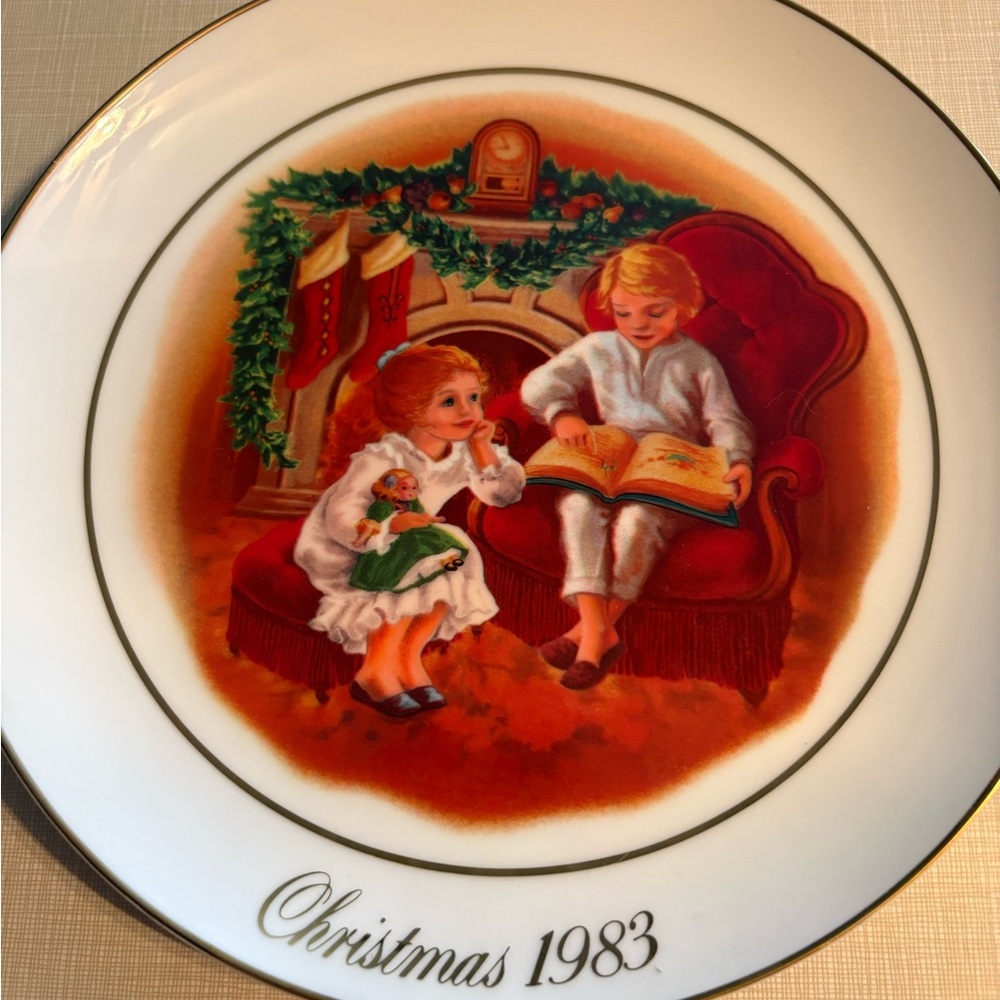 Avon Christmas 1983 Plate. 3rd edition  enjoying the night before Christmas